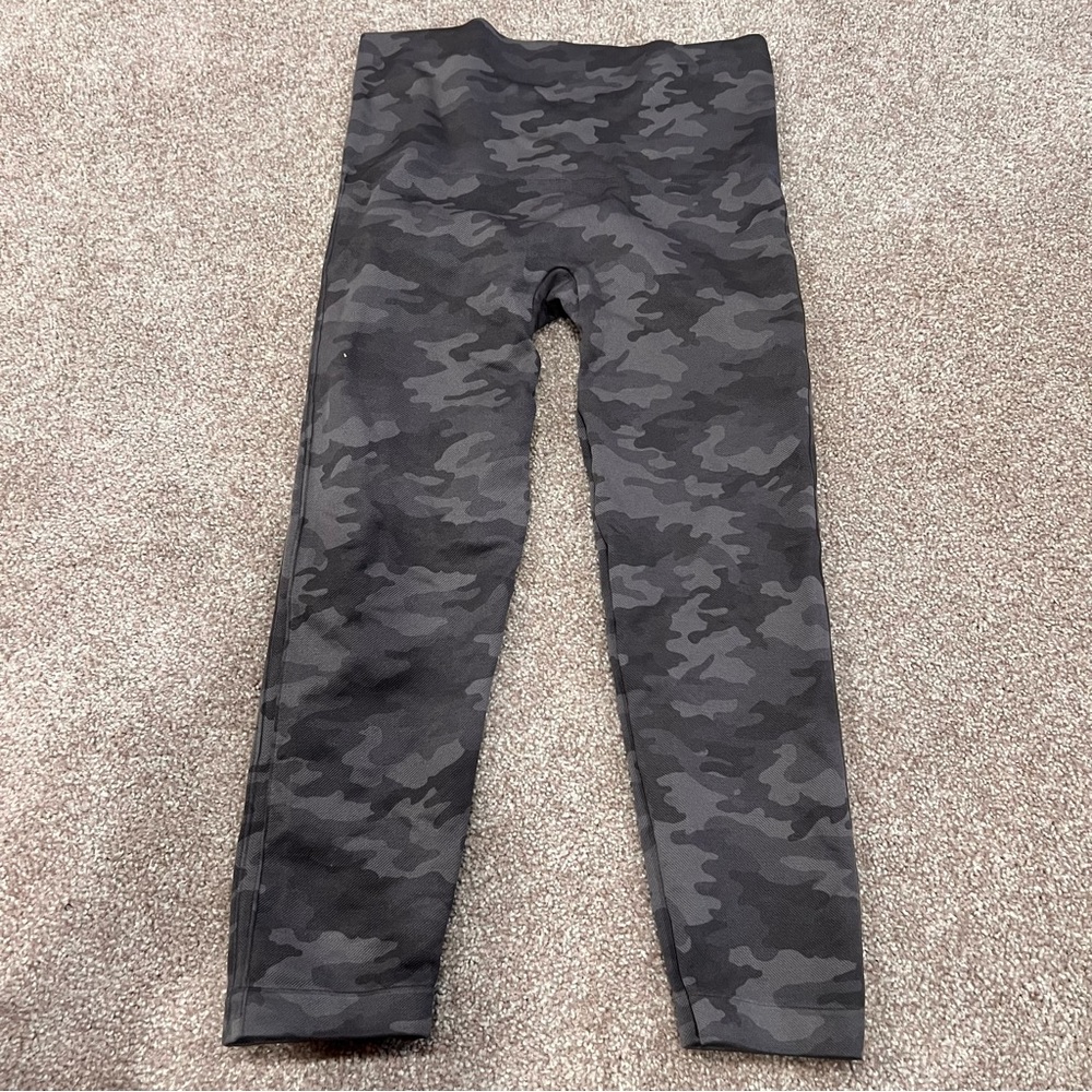 SPANX Look At Me Now Camo Seamless Leggings‎ - Picture 5 of 8
